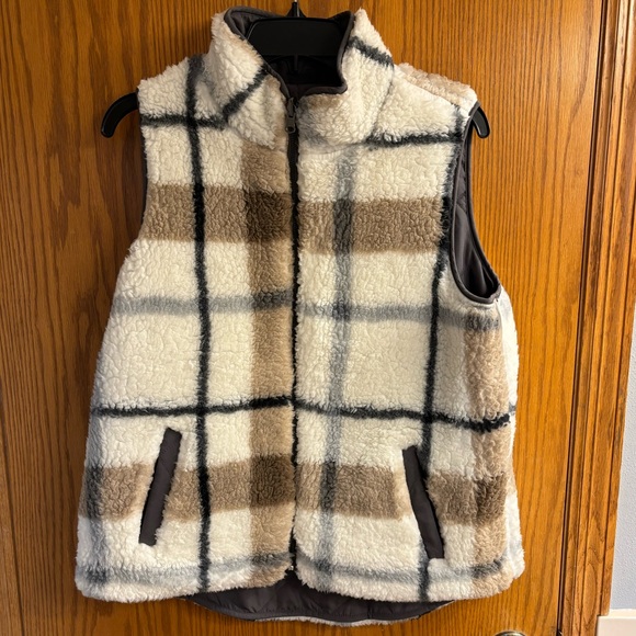 Reversible Thread & Supply Grey and Plaid Vest - Picture 5 of 9